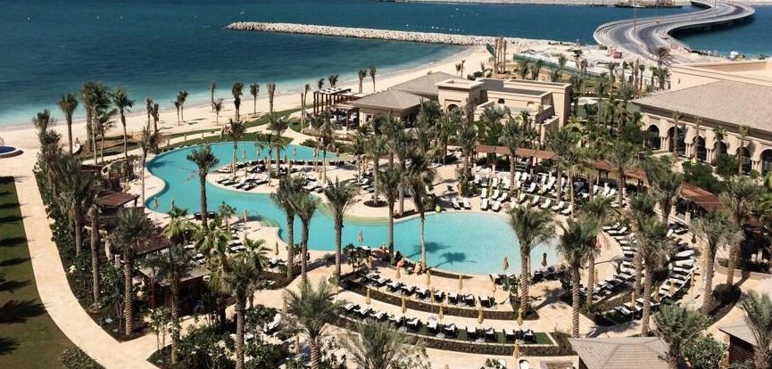 Four Seasons Dubai Poolscape