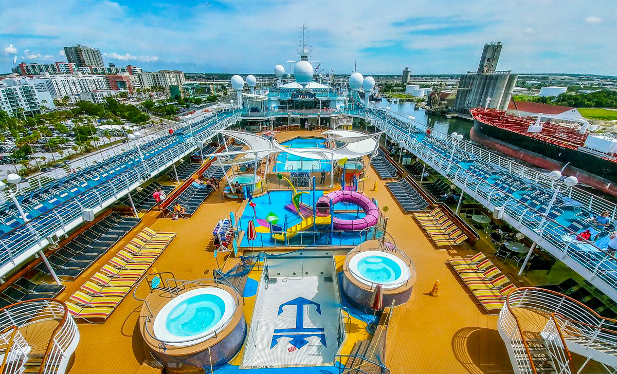 Majesty of the Seas Poolscape