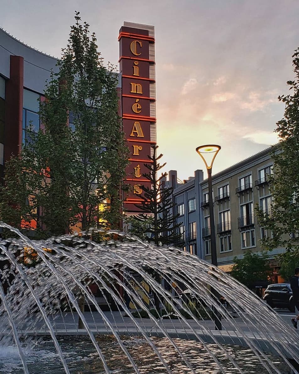 The fountain is illuminated with more than 36 underwater LED lights