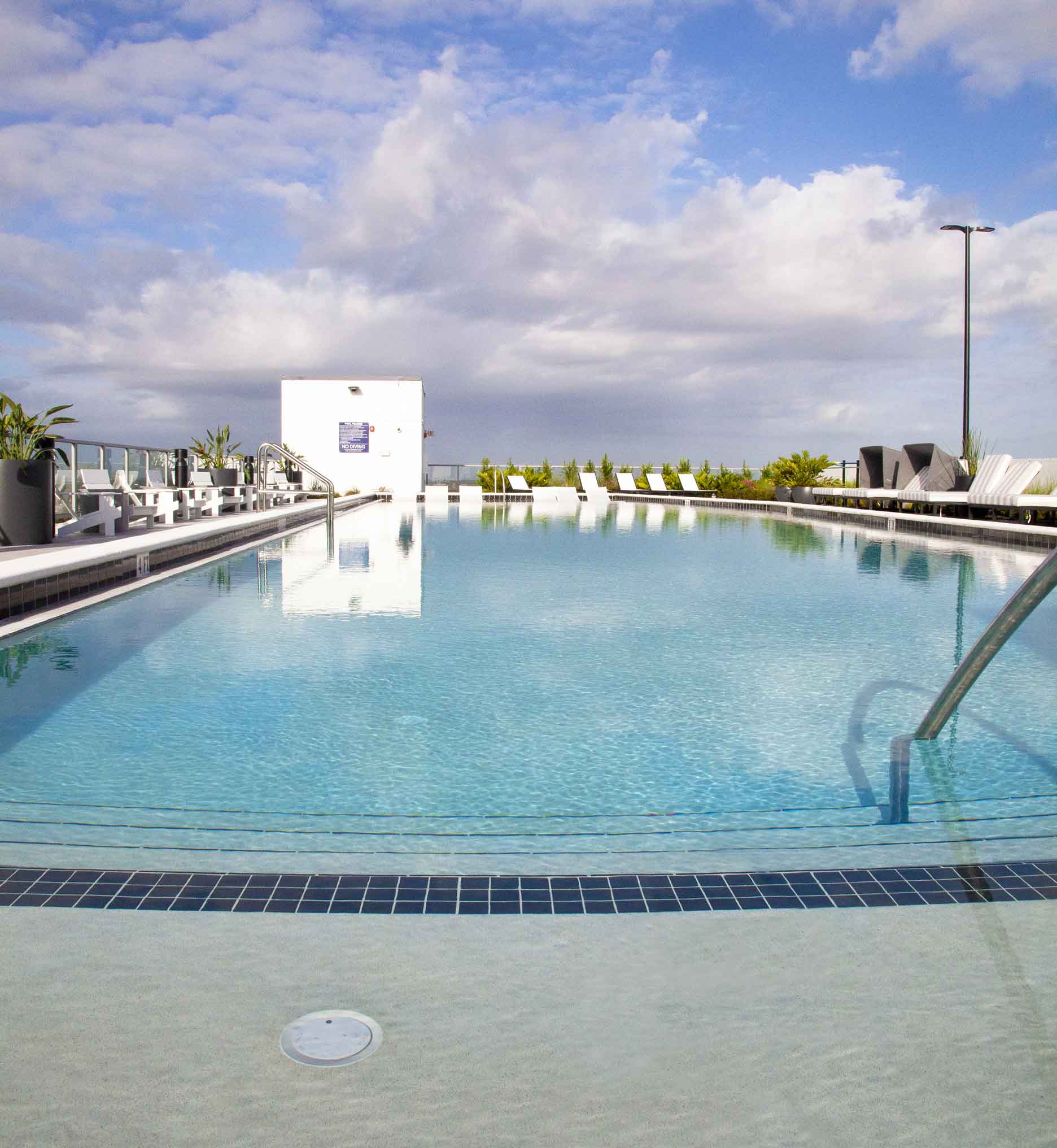 The rooftop pool of the Julian Orlando