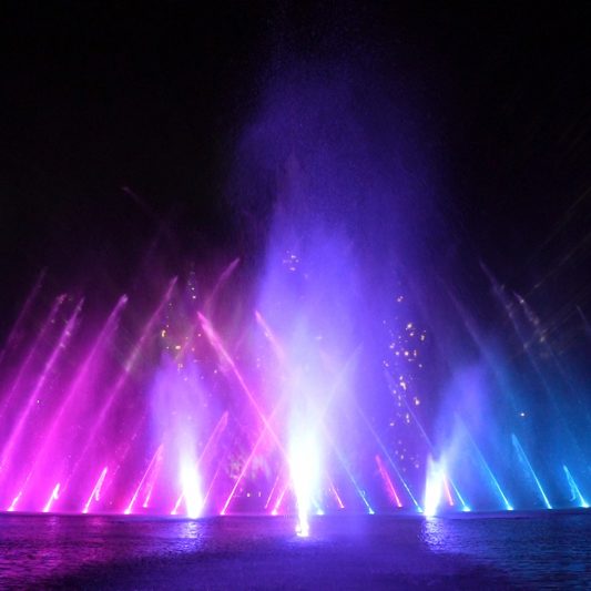 Vinpearl VinWonders Fountain Show Once purple LED light show