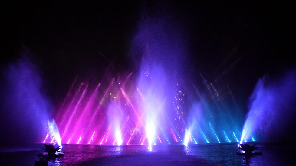 Vinpearl VinWonders Fountain Show Once purple LED light show